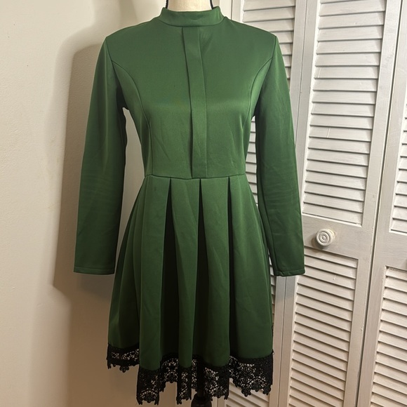 5/$50 EUC Purple Month Emerald Green Long Sleeved Skater Mini Dress Sz. L - Picture 2 of 9